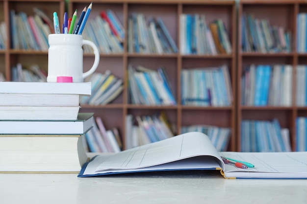 Primer plano de los libros en la mesa de la biblioteca