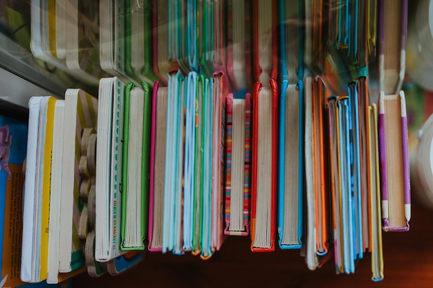Primer plano de los libros en la mesa