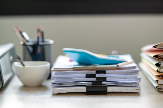 Foto primer plano de los libros en la mesa