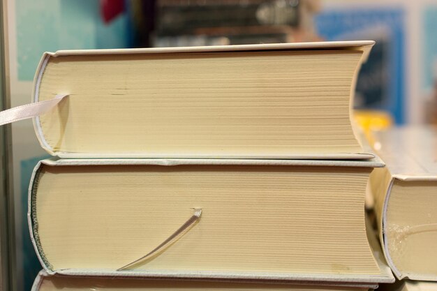 Foto primer plano de los libros en la mesa