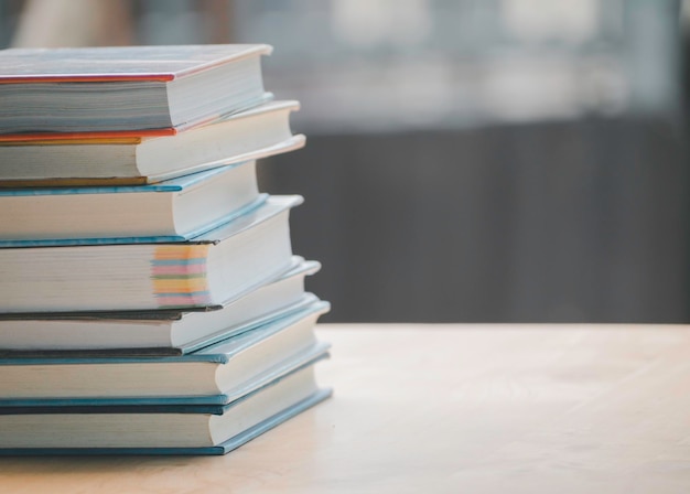 Primer plano de los libros en la mesa