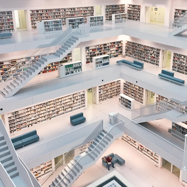 Foto primer plano de los libros en la pared