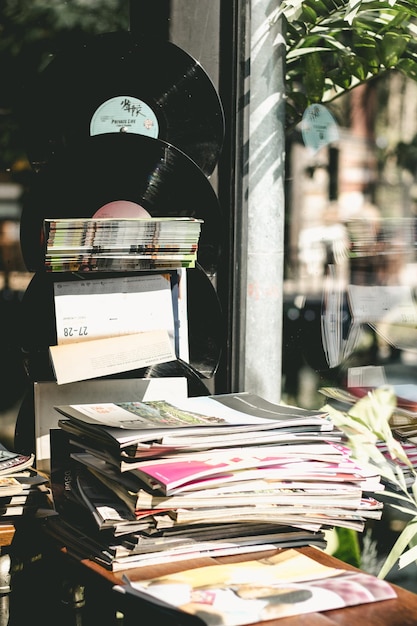 Foto primer plano de libros para la venta en el puesto del mercado