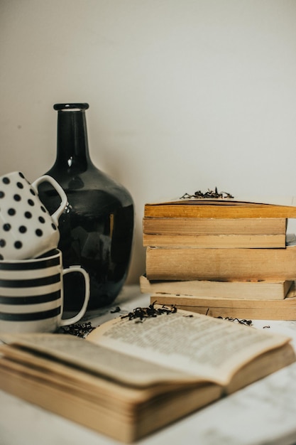 Foto primer plano de libros viejos en la mesa