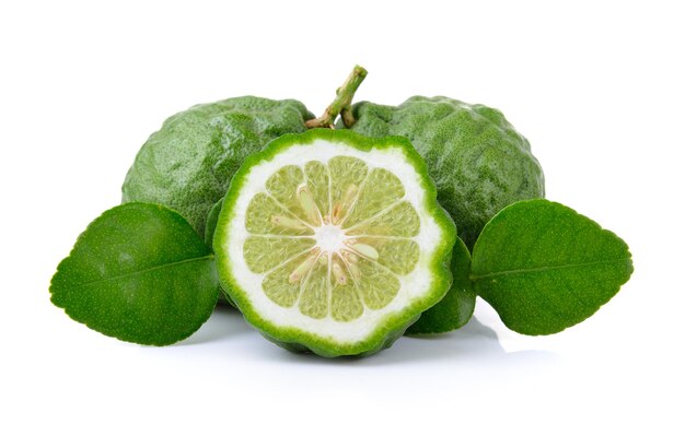 Primer plano de un limón contra un fondo blanco