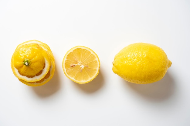 Primer plano de un limón cortado y entero sobre un fondo blanco fruta aislada Fruta amarilla agria llena de vitaminas Vista superior plana