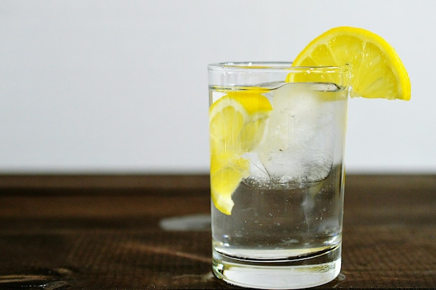 Primer plano de la limonada en la mesa