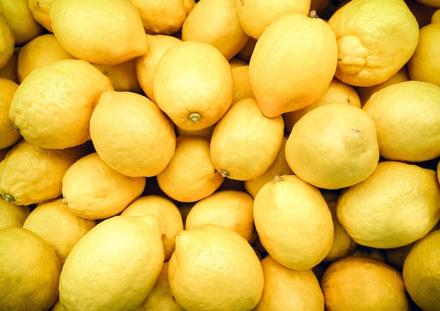 Primer plano de limones amarillos