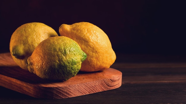 Primer plano de limones frescos sobre un fondo de madera horizontal sin personas enfoque selectivo imagen tonificada