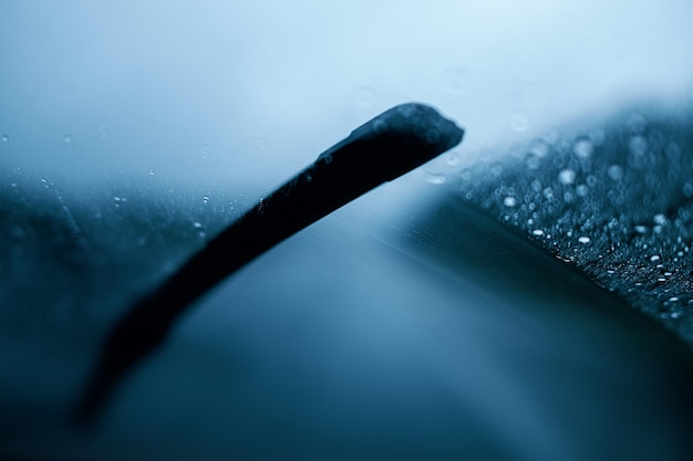 Un primer plano del limpiador de parabrisas bajo la lluvia