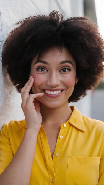 Un primer plano de una linda mujer sonriente mirando coqueteando a la cámara tocando la mejilla y sonriendo de pie en w