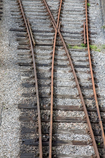 Primer plano de la línea ferroviaria con cruce