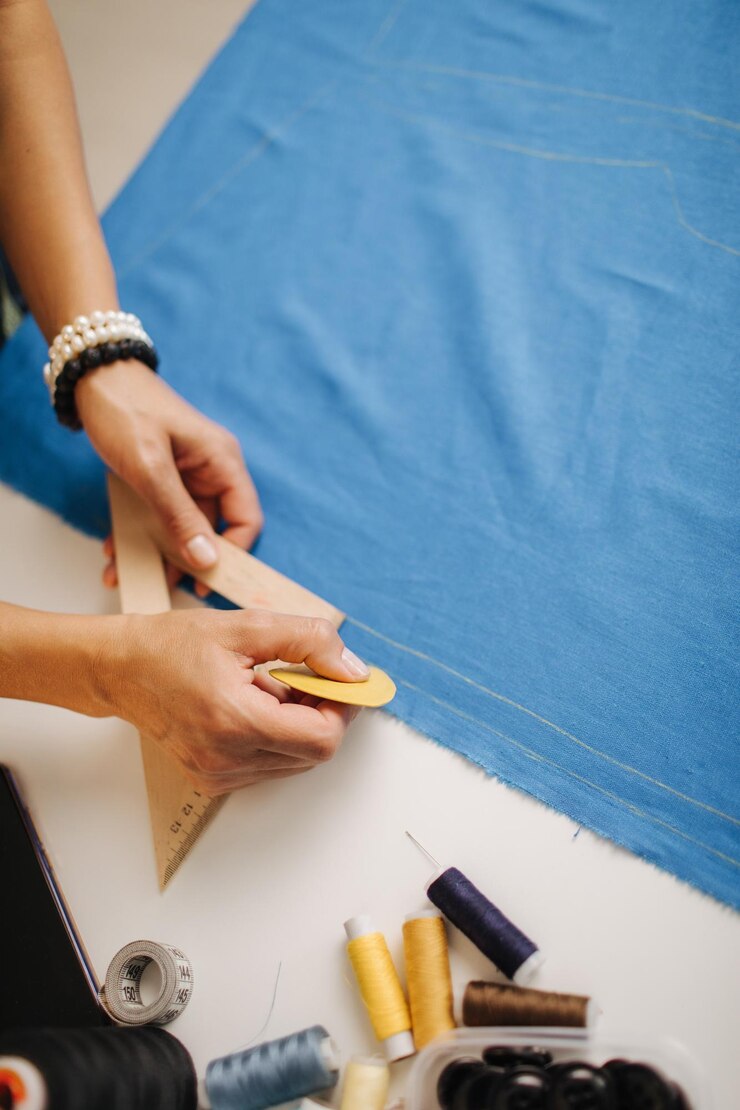 Primer plano de líneas de dibujo a medida con jabón en tela azul