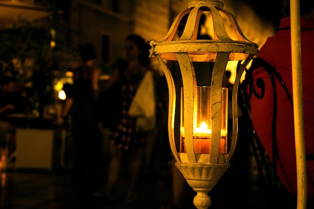 Primer plano de una linterna amarilla iluminada