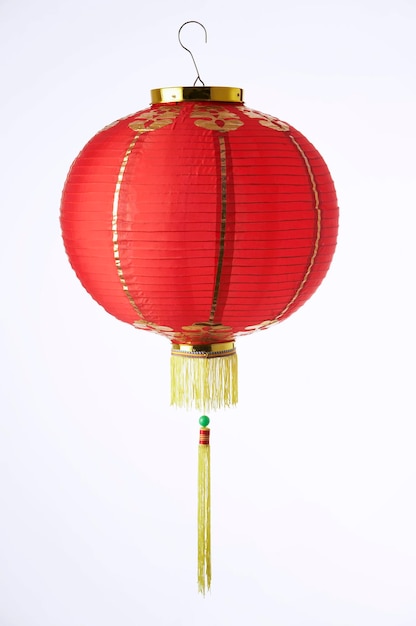 Primer plano de una linterna china colgada contra un fondo blanco