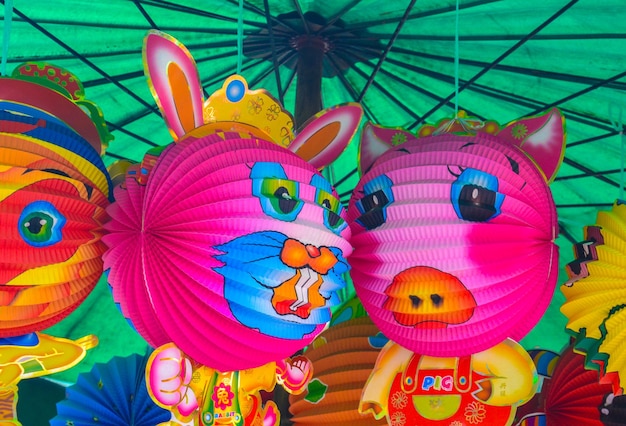 Un primer plano de linternas coloridas en un carnaval ambulante