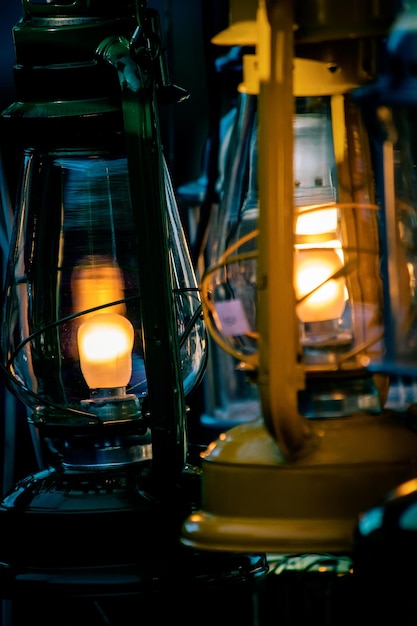 Foto primer plano de linternas iluminadas en el cuarto oscuro