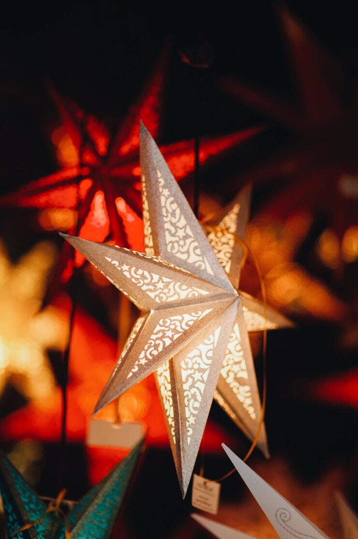 Foto primer plano de linternas iluminadas en forma de estrella por la noche