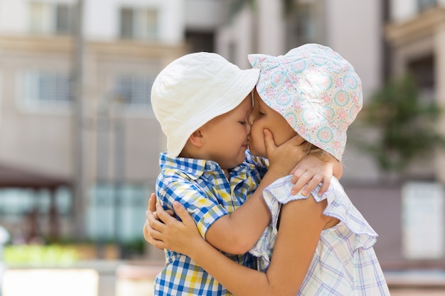 Primer plano de Little Boy y niña abrazándose y besándose