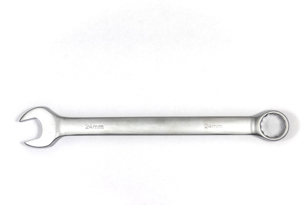 Primer plano de una llave inglesa sobre un fondo blanco