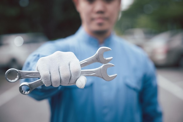 Primer plano de la llave de sujeción mecánica del hombre