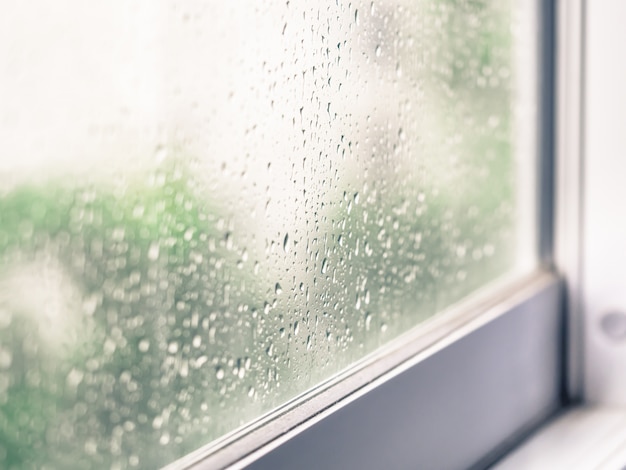 Primer plano de lluvia cae sobre el vidrio de la ventana