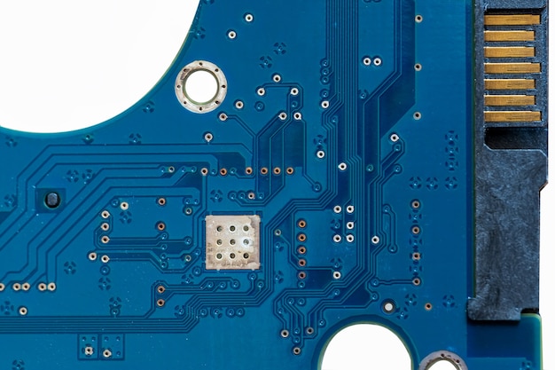 Primer plano local del circuito de placa de circuito azul del disco duro mecánico
