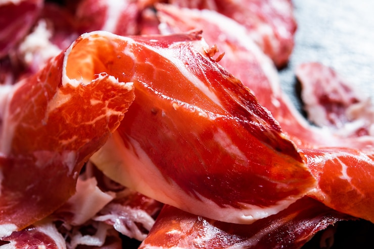 Foto primer plano de una loncha de jamón ibérico de bellota