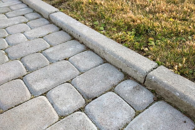 Primer plano de la losa de piedra camino pavimentado camino en el parque o patio trasero. Camino de sendero de la calzada en el jardín de la casa.