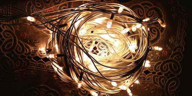 Primer plano de las luces de cuerda iluminadas en la mesa