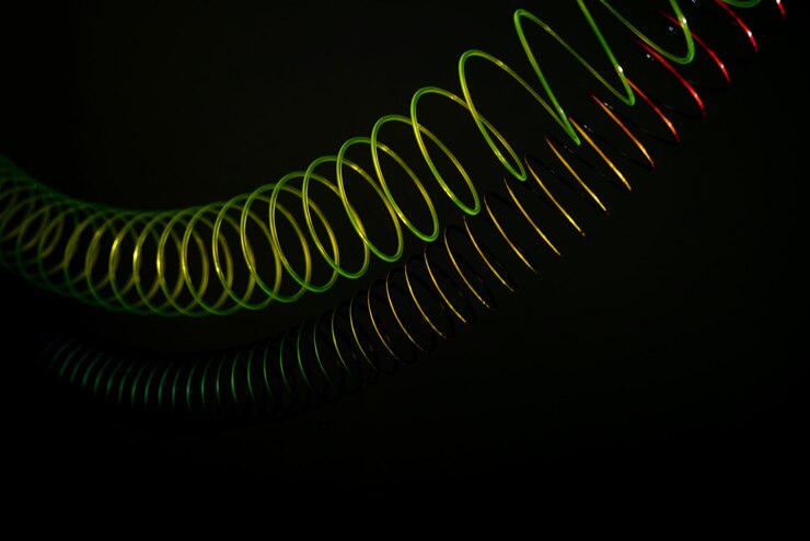 Foto primer plano de luces en espiral sobre un fondo negro