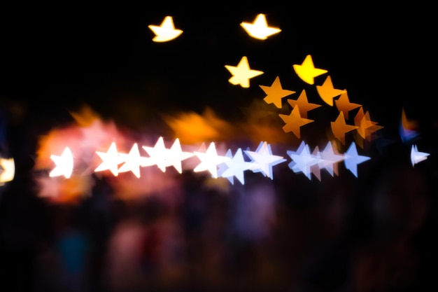 Foto primer plano de las luces en forma de estrella iluminadas por la noche