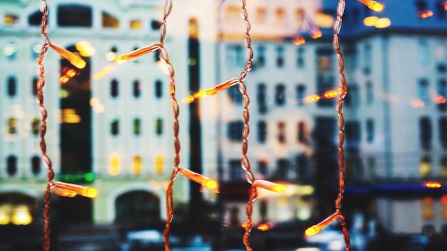 Foto primer plano de las luces iluminadas en la ciudad