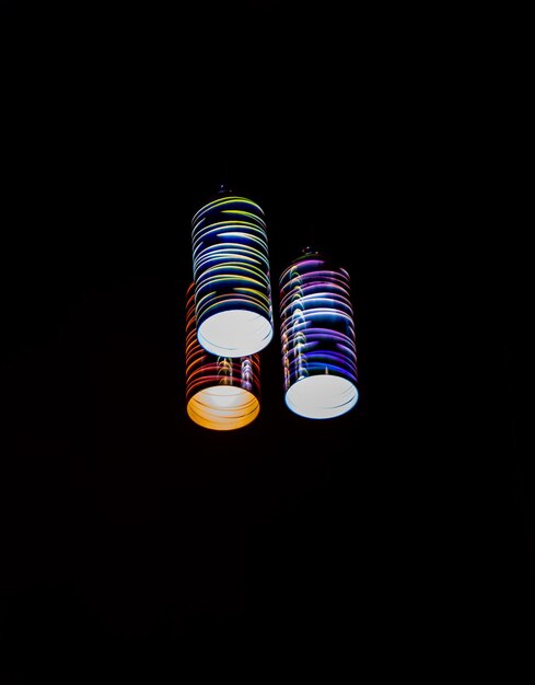 Foto primer plano de luces iluminadas contra un fondo negro