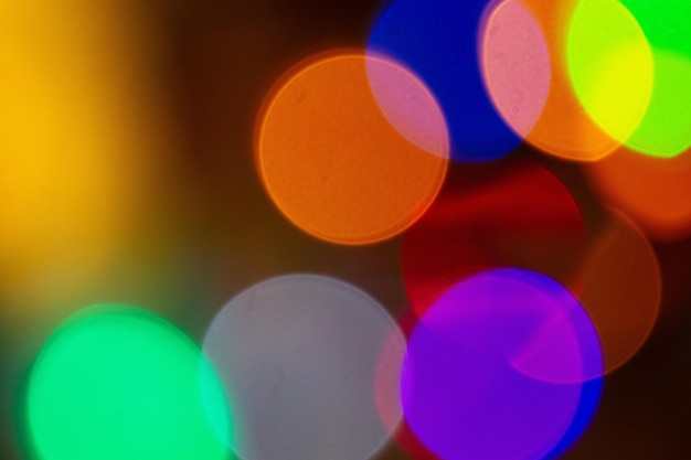 Primer plano de las luces iluminadas desenfocadas