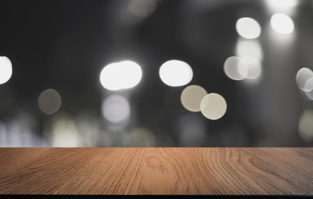 Primer plano de las luces iluminadas en la mesa en casa