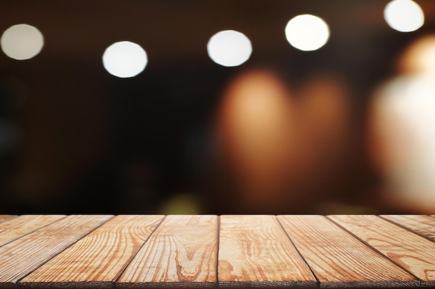 Primer plano de las luces iluminadas en la mesa