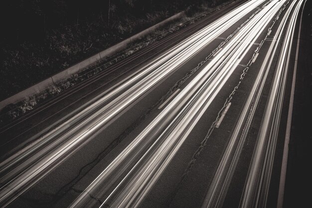 Foto primer plano de las luces iluminadas por la noche