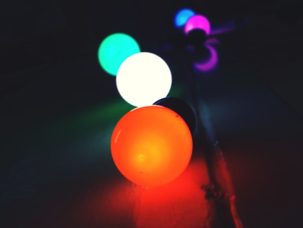 Primer plano de las luces iluminadas por la noche
