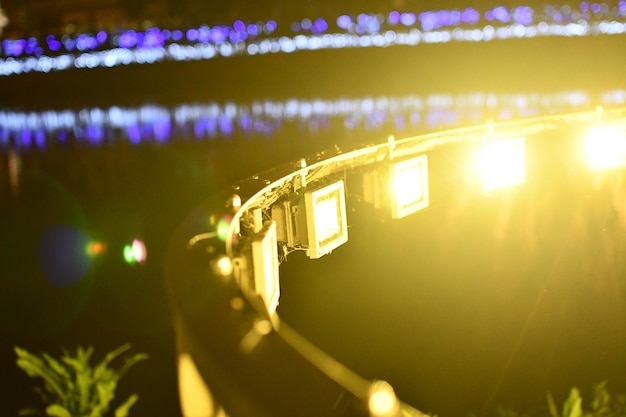 Foto primer plano de las luces iluminadas por la noche