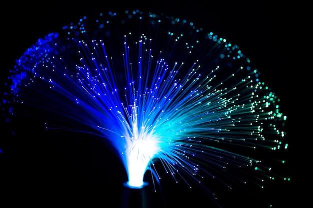 Primer plano de luces iluminadas sobre un fondo negro