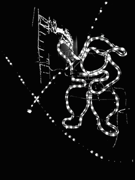 Primer plano de luces iluminadas sobre un fondo negro
