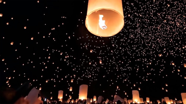 Primer plano de las luces de la linterna iluminada en el cielo nocturno