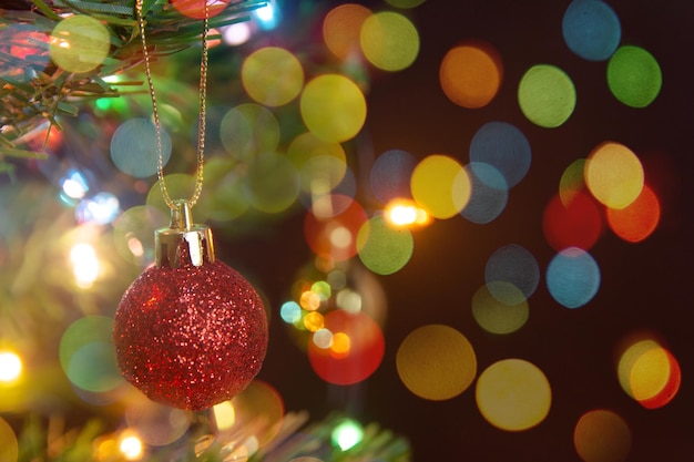 Foto primer plano de las luces de navidad colgando en el árbol