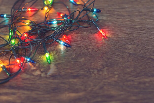 Foto primer plano de las luces de navidad iluminadas en la mesa