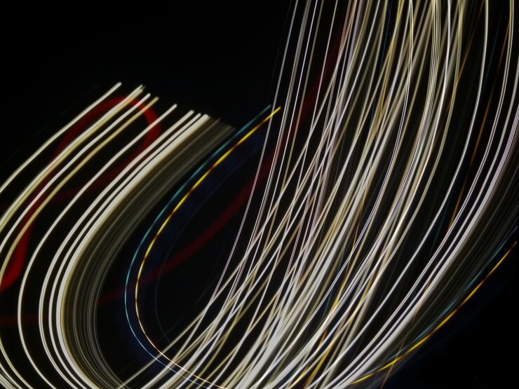 Foto primer plano de luces de varios colores contra un fondo negro