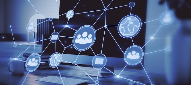 Primer plano del lugar de trabajo con computadoras y red de personas digitales abstractas sobre fondo borroso Concepto de comunicación y redes de contratación Doble exposición