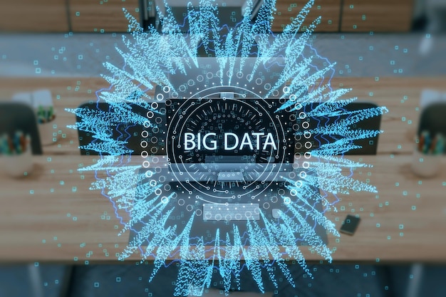 Foto primer plano del lugar de trabajo de la oficina con monitores de computadora en el escritorio de madera y holograma de datos grandes redondos abstractos sobre fondo borroso código y concepto de ciencia digital doble exposición