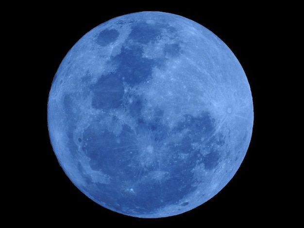 Foto primer plano de la luna contra el cielo azul