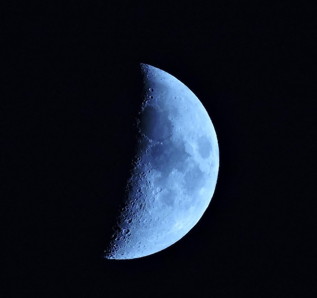 Foto primer plano de la luna contra un cielo despejado por la noche